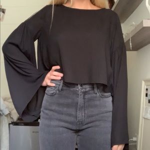 black loose sleeve crop top